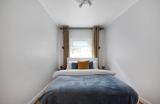 Old Street Apartment by MoreThanStays | Sleeps 6