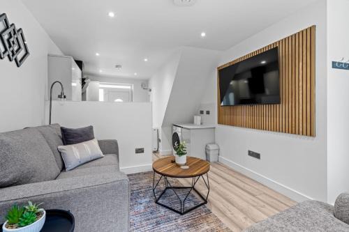 Old Styne Cottage - 2 min to Station - Free Parking - Courtyard