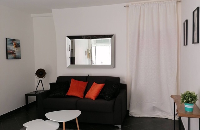 Old town studio in terrace residence in the ramparts near the castle