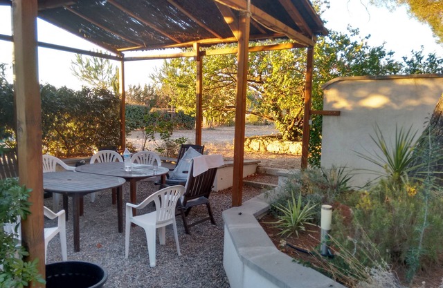Old Wine Domaine, stunning views, Pool, big garden with trampoline, very calm