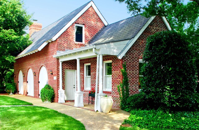 Old-World Retreat at 1860s Manor: Luxury Amenities - Tennis Court & Nature Trail