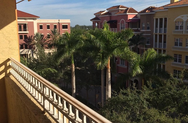 Olde Naples BAYFRONT PENTHOUSE CONDO- - Walk to 5th Avenue and Beach