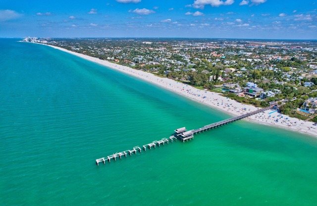 Olde Naples Luxury Condo Steps to Pier, Beach, Sunsets and fabulous Restaurant