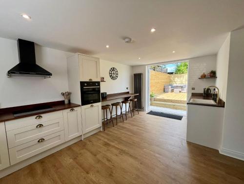 Olive Tree Brighton-Bright & Spacious 4 bedroom home with Garden & Free parking