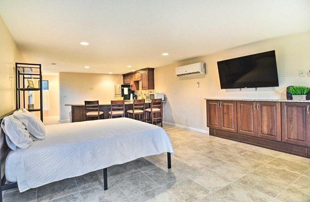 On-Site Pond Sleek Largo Studio Less Than 7 Mi to Beach!