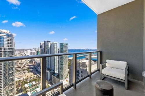 On The 49th Floor! Condo on Highest & Free Parking
