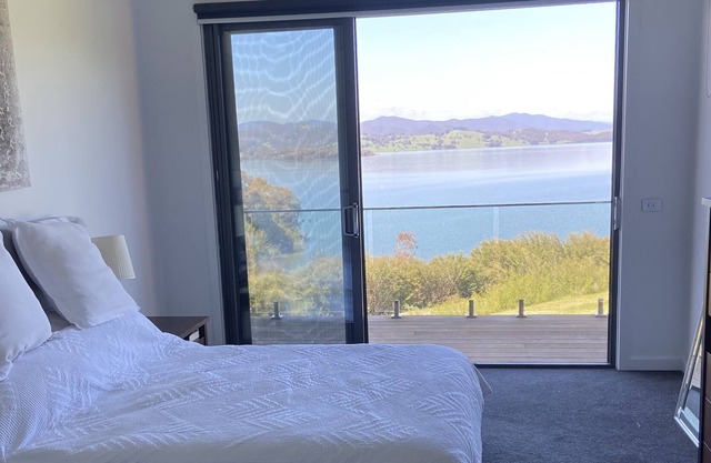 On the Lake Goughs Bay Relax in the spa and watch fun on the lake.