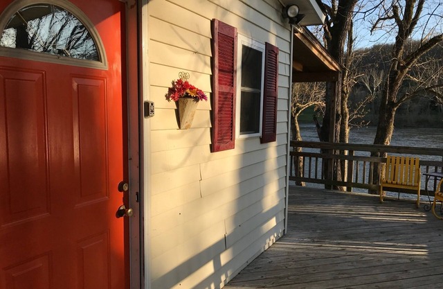 On the Shenandoah River, Mountain Views. Come and Unplug!