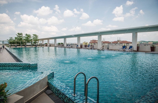 One Amerin Mall & Suites