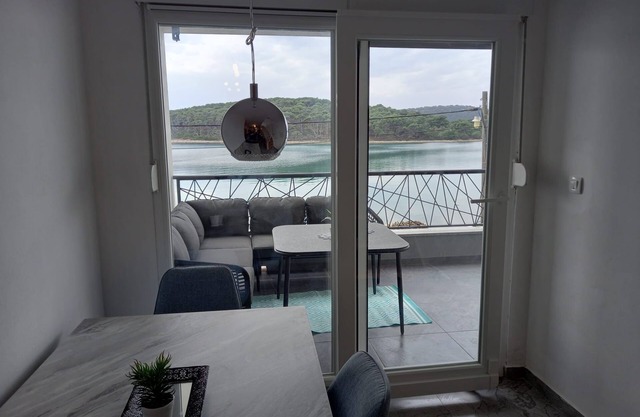 One bedroom apartment near beach Brgulje, Molat (A-22906-a)