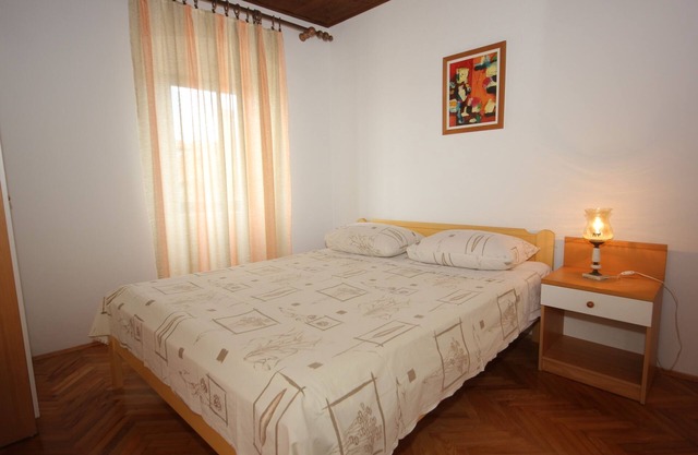 One bedroom apartment with balcony Kukljica, Ugljan (A-8210-c)