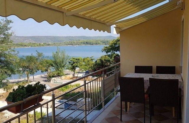 One bedroom apartment near beach Veli Rat, Dugi otok (A-437-a)