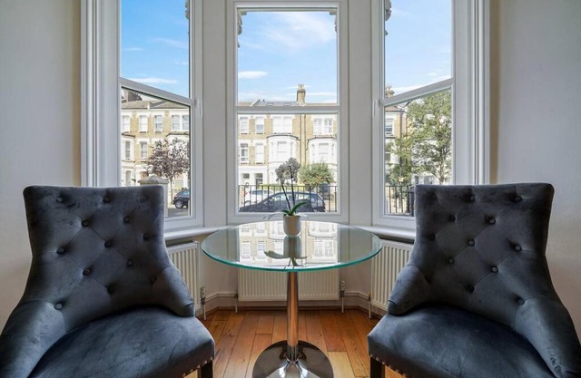 One-bedroom apartment in Queen's Park