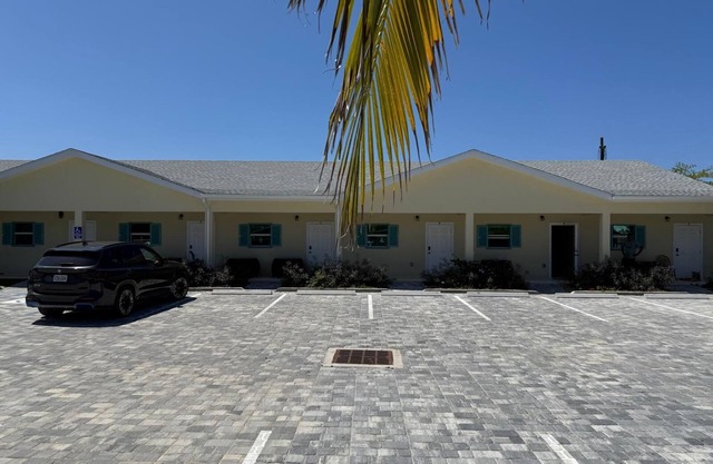 One bedroom apartment with WiFi, AC in awesome West Bay