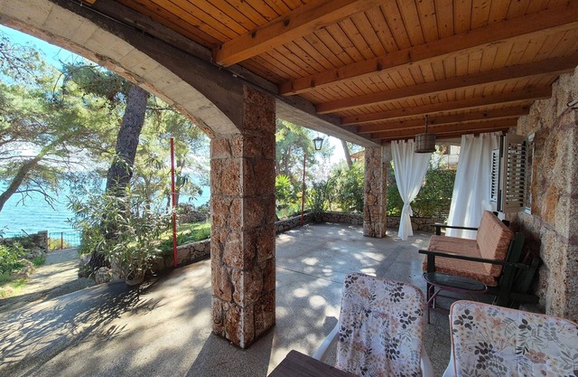 One bedroom apartment near beach Zavala, Hvar (A-8774-b)