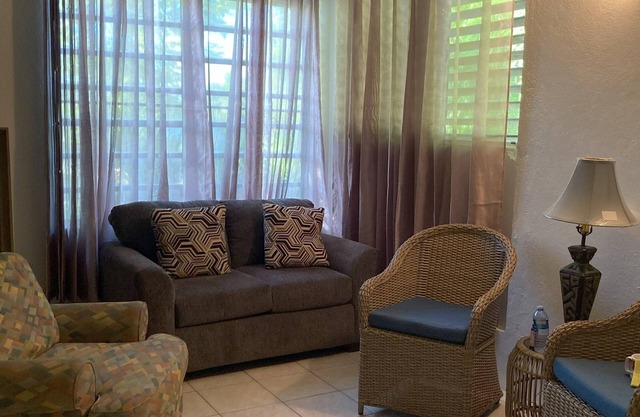 One-bedroom apartment on St Croix; AC, WiFi, near shopping center & restaurants