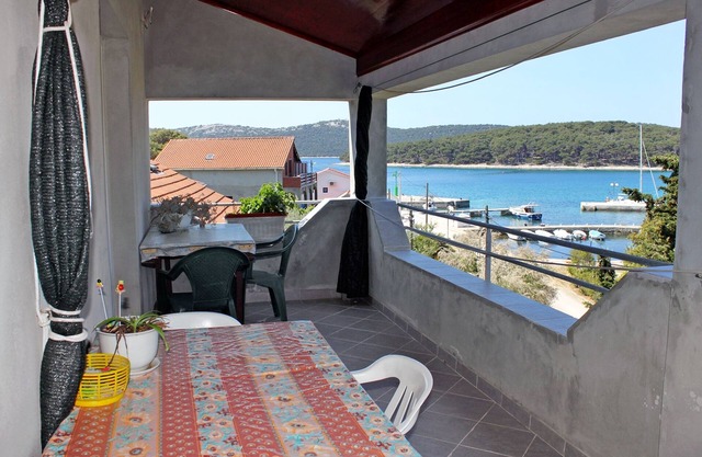 One bedroom apartment with terrace and sea view Brgulje, Molat (A-6250-a)