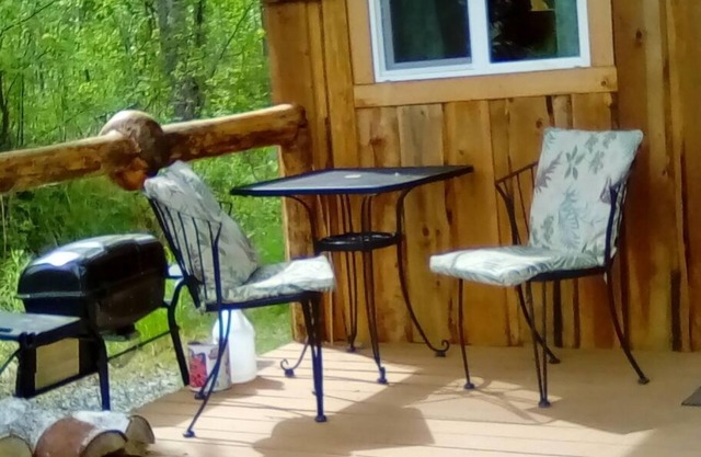 One bedroom cabin with inside toilet and stand up loft. PET FRIENDLY!