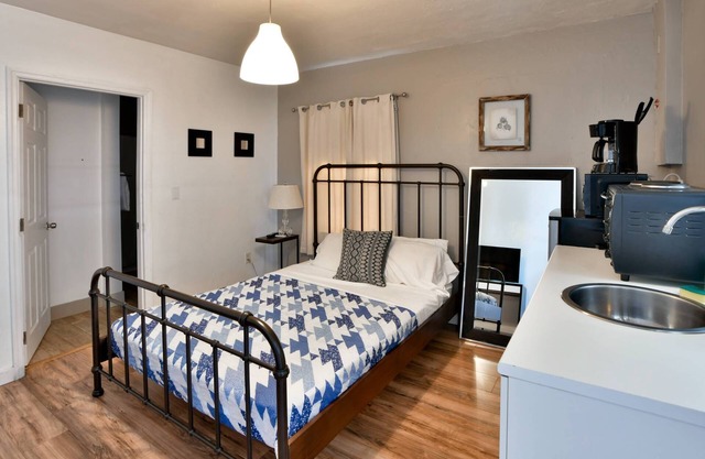 ✨One Bedroom Chic and Cool