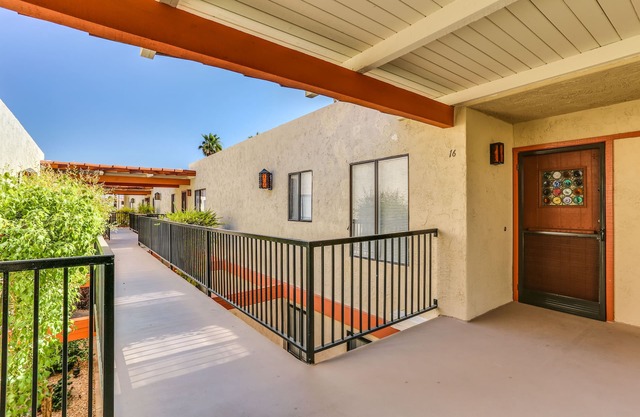 One Bedroom Fully Furnished Central Palm Springs Condo