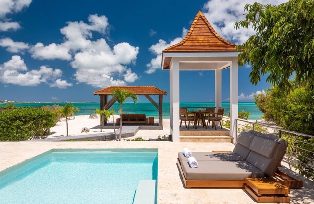 One Bedroom Luxury Beach Front Villa at Turtle Cove Marina - Free Concierge