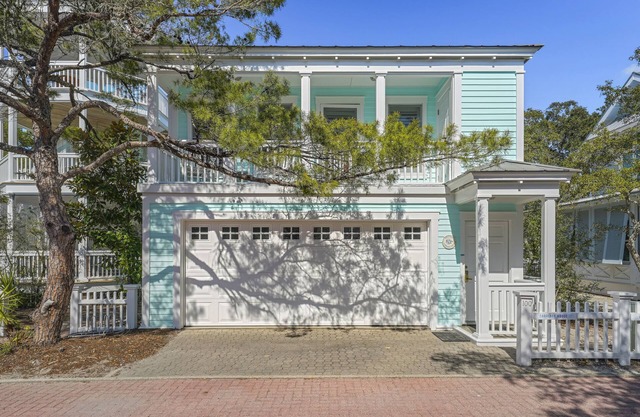 One Bedroom Guest Cottage in Seaside, 8 Houses to Beach + 2 Adult Bikes!