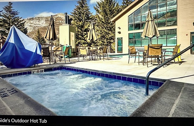 One Bedroom with Loft, Sleeps 8 10/27/24-11/3/24