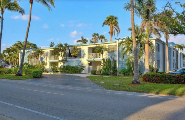 ONE BLOCK to the beach, Restaurants & Shopping!