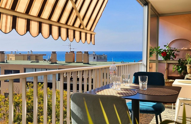 Only 150m from the beach, Wi-Fi, Aircon, Car park