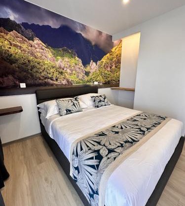 Ononui Lodge Airport, Ocean-View, Private Bathroom and Balcony, Free WiFi and Parking, On-Site Car Rental