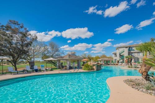 Onsite Games-Resort Pool-Or Walk To Shops - Dine N268