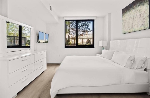 Onsite Grill & Sun deck | nr Metro Red Line & Union Station