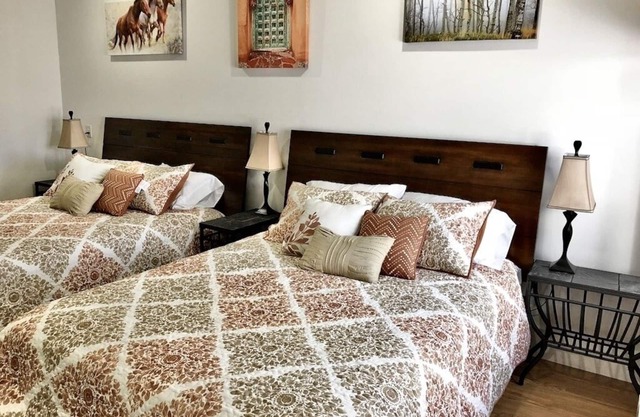 Open Concept, full kitchen , and sleeping for 6, dogs allowed