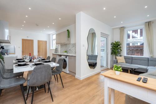 Open Mind Property- Stylish 3BR, HotTub & Parking