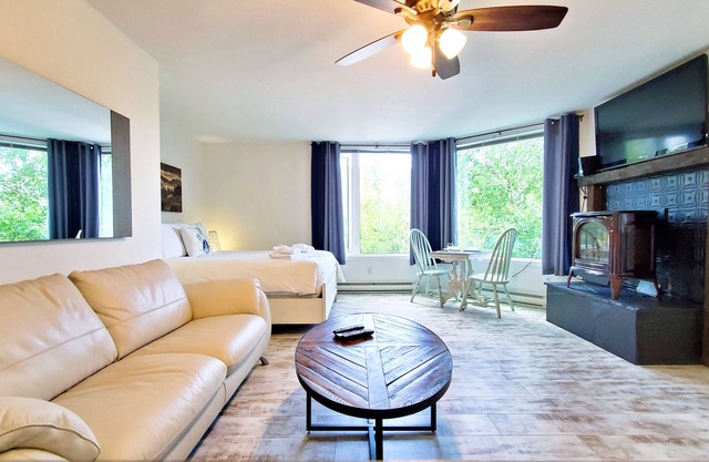 Open Plan Living Area 2 Q Beds Bright & Airy Portable AC