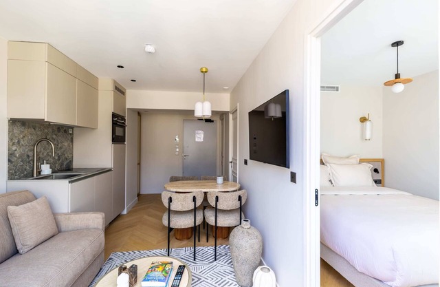 Opera - One Bedroom Balcony