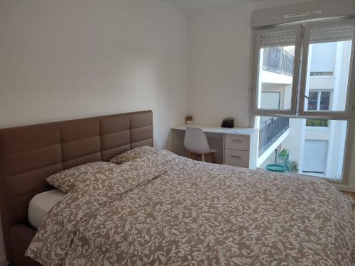 Opposite Metro 14, Cozy Guest Room with Garden & Free Parking, 5 min Orly Airport, 7 min Paris