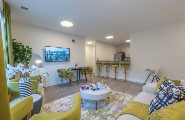 Opulence n Olive ~ 4bath, 10 beds+Park 2 cars FREE
