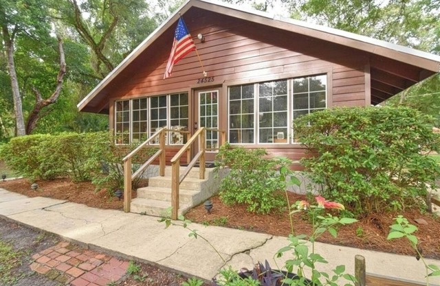 Orange Springs Oasis: Cabin, Pool & Adventure