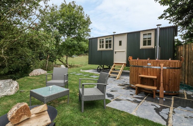 ORCHARD, romantic, character holiday cottage in Wadebridge