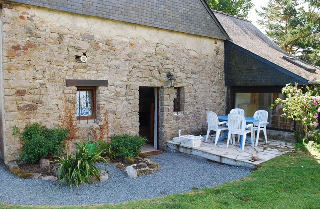 Original stone house with garden near the beach