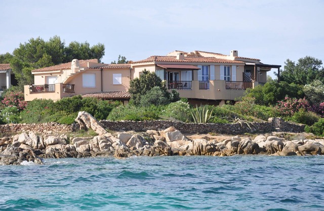 ORIGINAL WIDE FLAT IN VILLA ON THE SEA