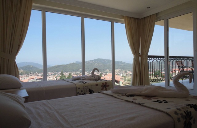 Orka Park V4 Stunning panoramic views shared pool 10 min walk to local amenities