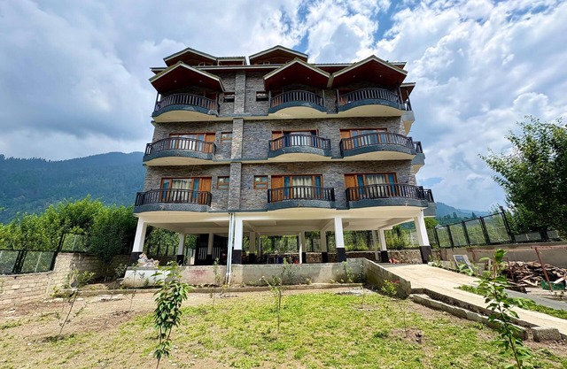 Orophile's Retreat: Mountain Views & River Serenity