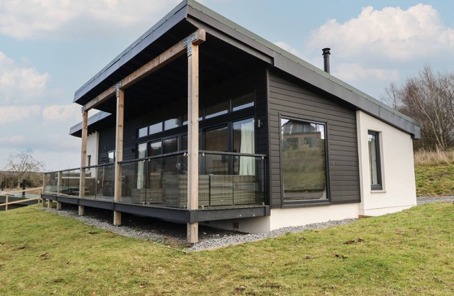 OSPREY VIEW LODGE & HOT TUB, family friendly in Aberfeldy