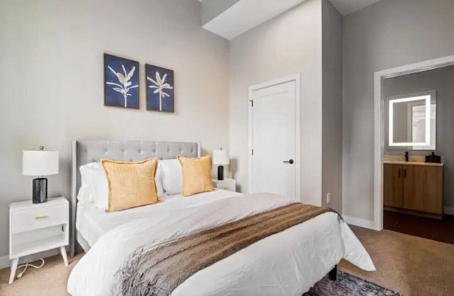 OTR 2BR Queen Beds Walk-In Shower Smart TV