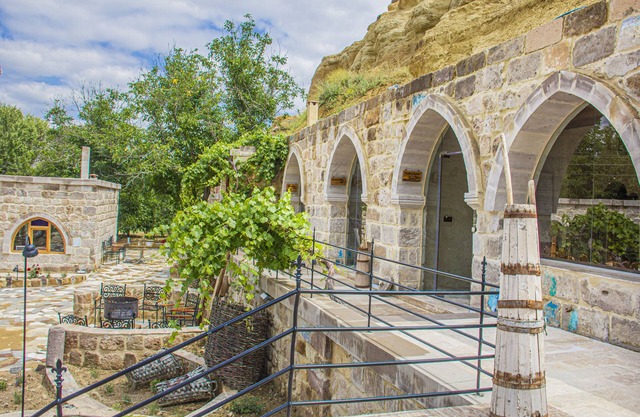Ottoman Cave Junior