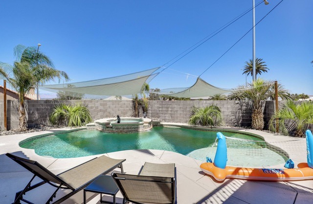 Outdoor Entertaining Space: Family Henderson Home