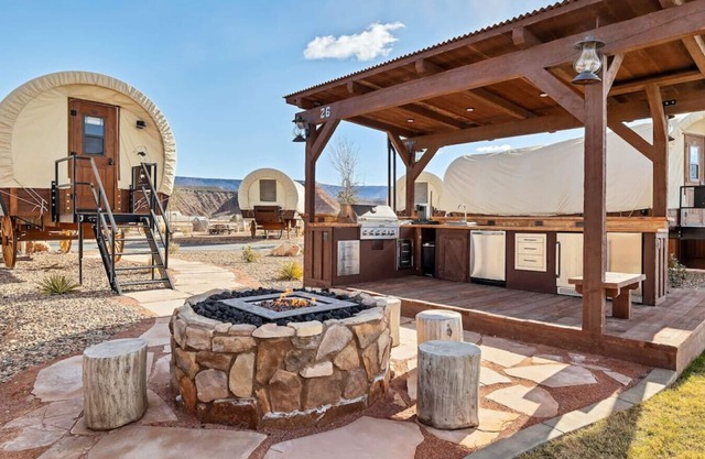 Outdoor experience Pet Friendly Wagon on the Pond w/2 QB and Outdoor Kitchen