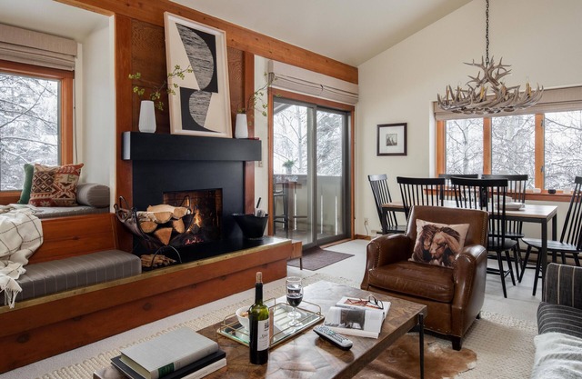 Outpost: Huckleberry 3124 -Wood burning fireplace!